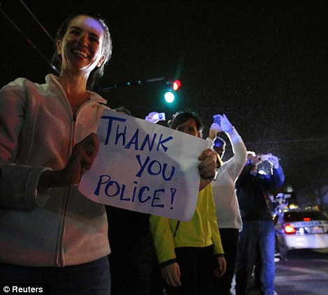 Жители Бостона благодарят полицию