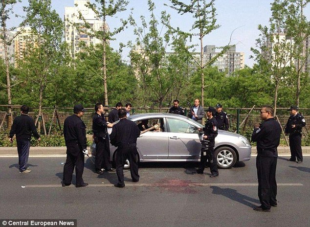 Оружием китайских полицейских стали колья