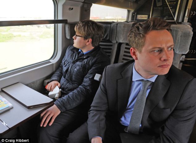 Репортеры The Daily Mail в поезде Eurostar с оружием