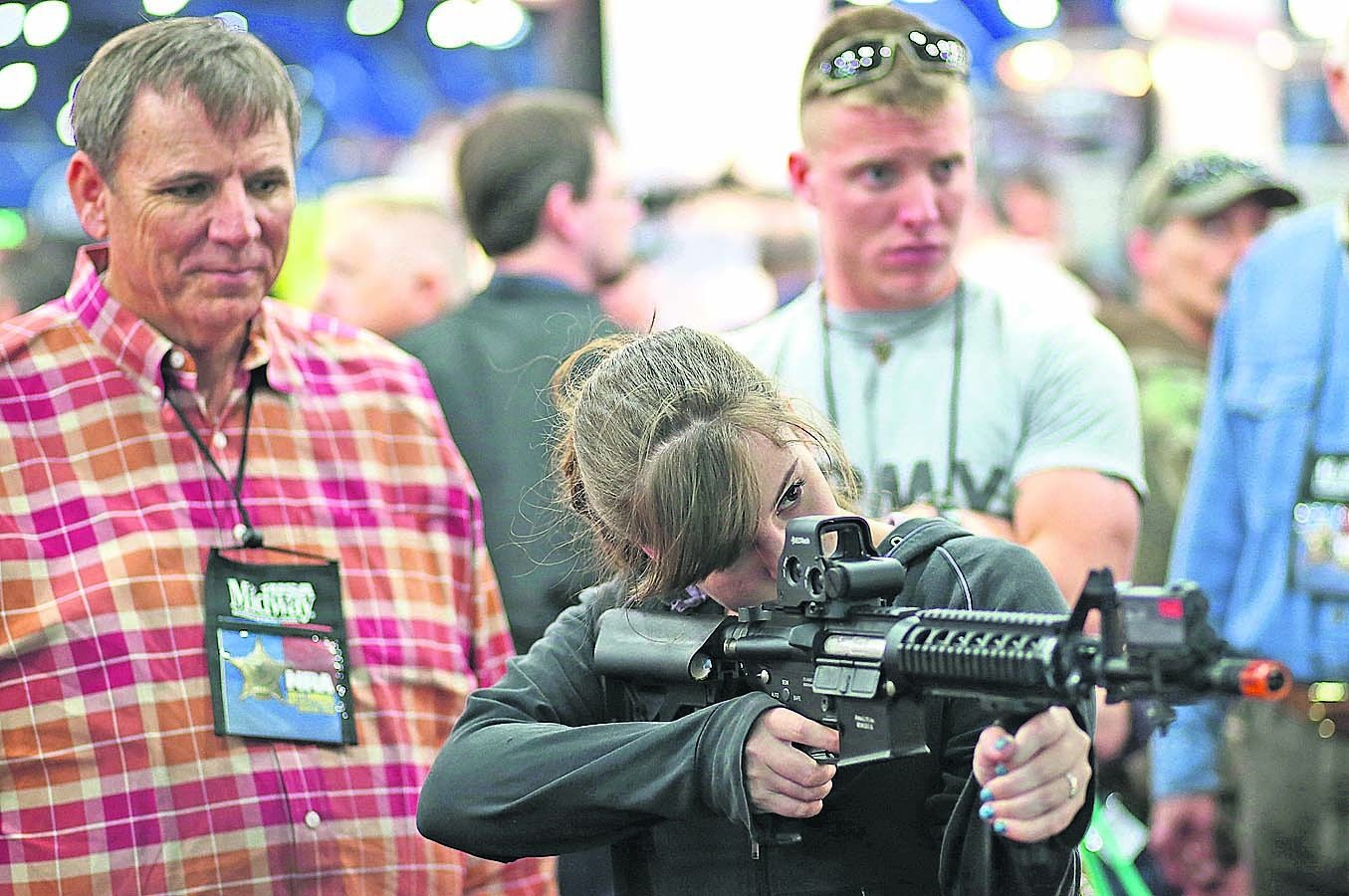 К жиз­ни с винтовкой в доме и пистолетом в тумбочке американцев приучают с детства