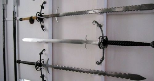 Двуручный меч фламберг