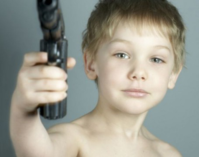 Дитина з пістолетом