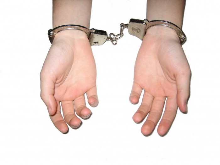 Разрешены наручники, но не металлические, как у милиционеров