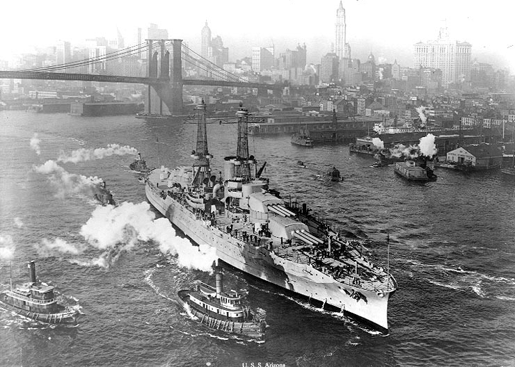 Линейный корабль «Аризона» на фоне Бруклинского моста, Нью-Йорк, 1916 г.