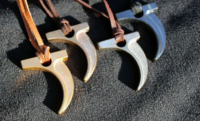Спускові гачки виготовляють із сталі, позолоченої сталі або з білої та жовтої бронзи.