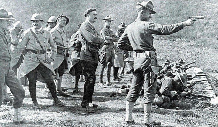 Морские пехотинцы упражняются в стрельбе под наблюдением французских коллег. 