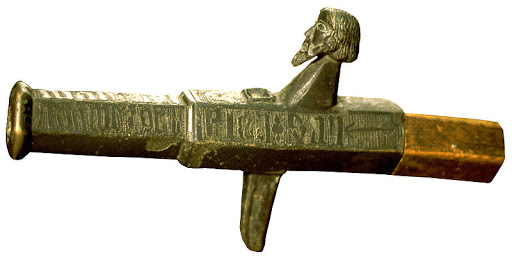Богато декорированная бронзовая ручница из Швеции