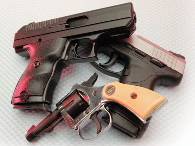 9-мм Hi-Point и револьвер RG .22 Short – типичное оружие преступников в США. Также они часто используют самозарядные пистолеты .25 ACP и .22 LR, либо револьверы .22 LR или .38 Spl – относительно недорогое оружие, удобное для скрытого ношения. Более качественное оружие, например, 9-мм Taurus, встречается крайне редко. Большинство оружия – краденое.