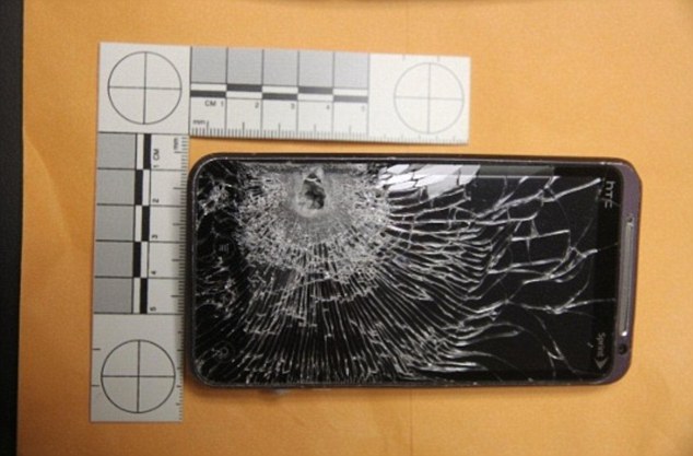 Телефон HTC спас жизнь продавцу с заправки во Флориде, остановив пулю, выпущенную вооруженным грабителем