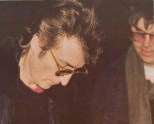 Джон Леннон дает автограф Чепмену