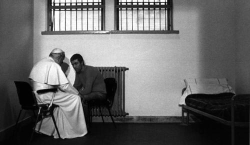 Папа Иоанн Павел II позже простил Агджу