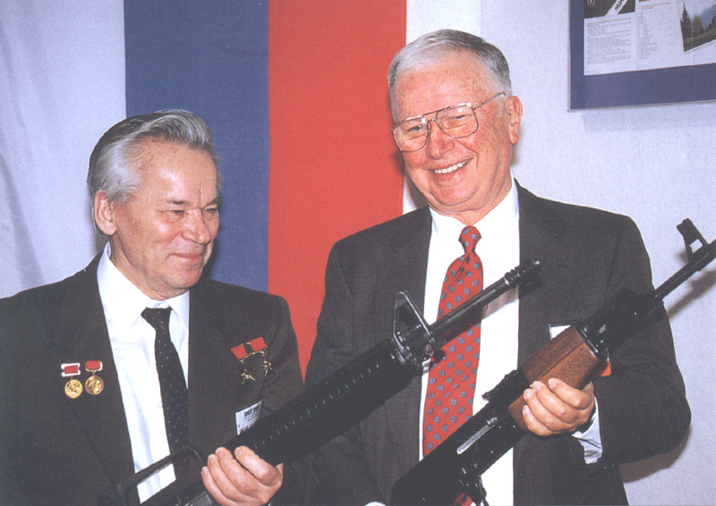 Изобретатель АК-47 Михаил Калашников и Юджин Стоунер, изобретатель M-16