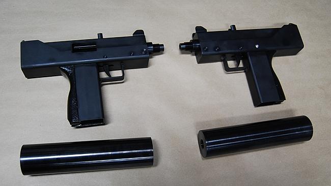 Фотографии самодельного пистолета-пулемета MAC-10, найденного Сильвервудской полицией при обыске