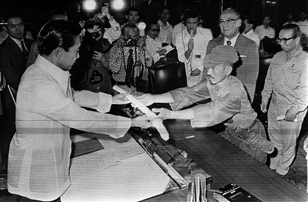 Онода передает свой меч президенту Филиппин Фердинанду Маркосу 