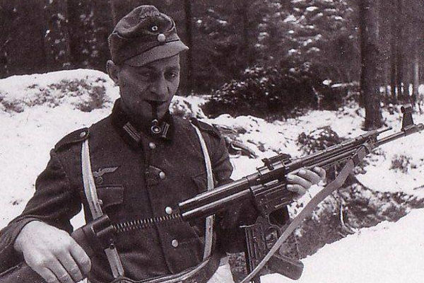 Немецкий солдат с StG-44