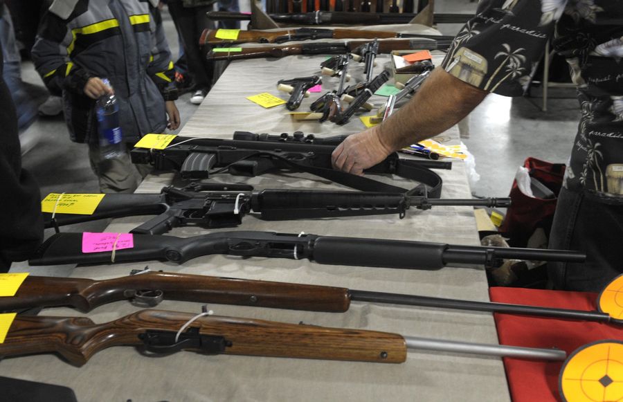 Продажа оружия на ярмарке в Канзасе-Сити, штат Миссури