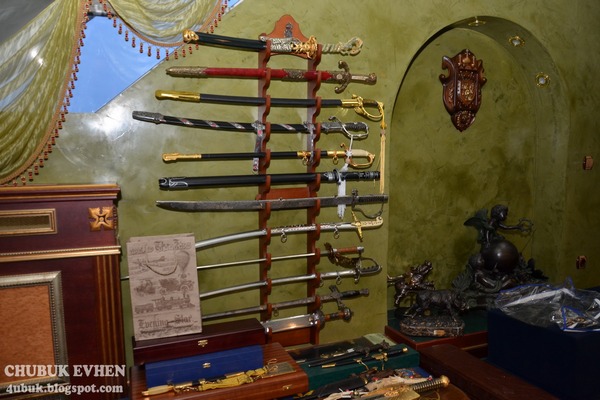 Запорожский коллекционер опознал отнятое у него оружие в поместье Пшонки