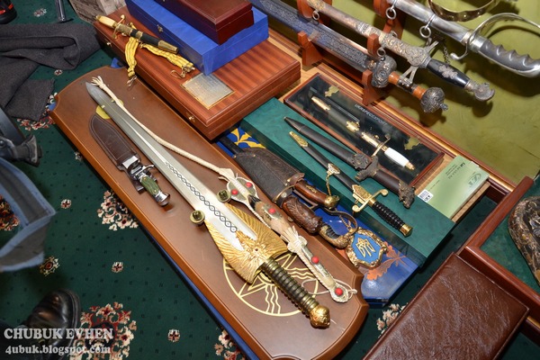 Запорізький колекціонер упізнав свою антикварну зброю в маєтку Пшонки