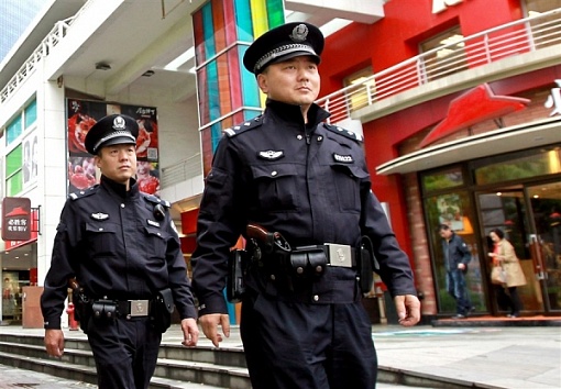 Шанхайським поліцейським видали вогнепальну зброю