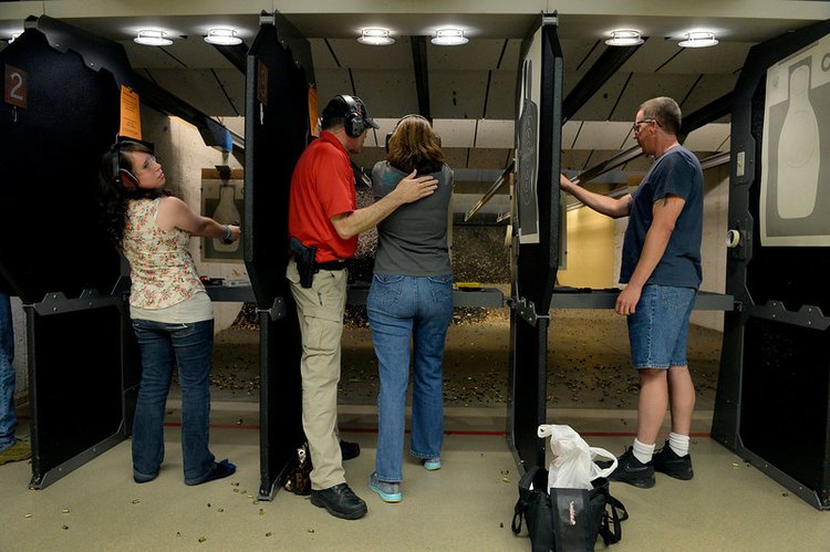 Кандидати на отримання ліцензії на носіння зброї зобов'язані пройти 16-ти годинний курс індивідуальних занять з інструктором
