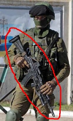 Русский солдат в Крыму вооружен АК с коллиматором