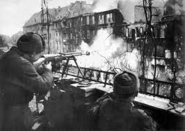 Советские солдаты ведут огонь с ПТРС в городе
