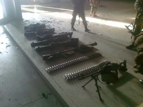 Аваков показав зброю терористів, яку було зібрано в Донецькому аеропорту