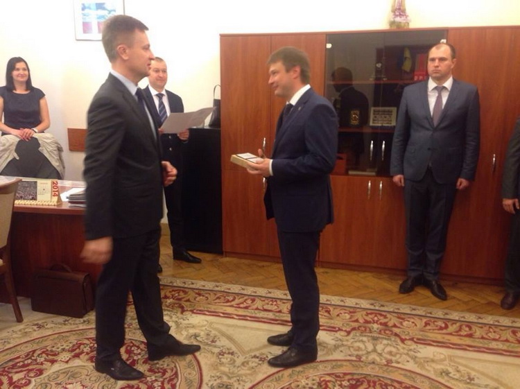 Наливайченко нагородив Кізіна відзнакою «Вогнепальна зброя»