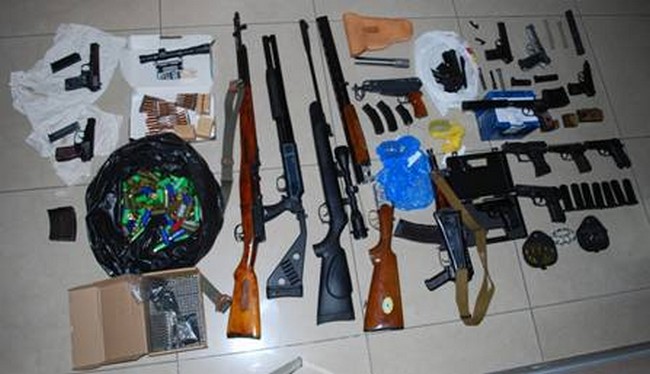 У Києві СБУ затримала групу торговців зброєю