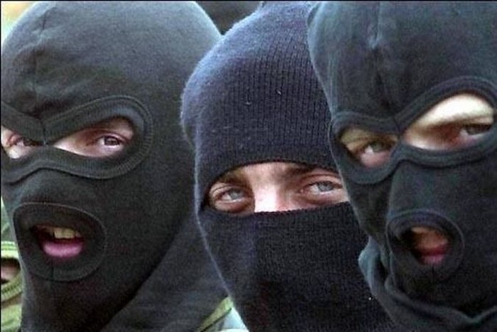 В Харькове бандиты в камуфляжной форме стреляли по автомобилям и ранили двоих человек