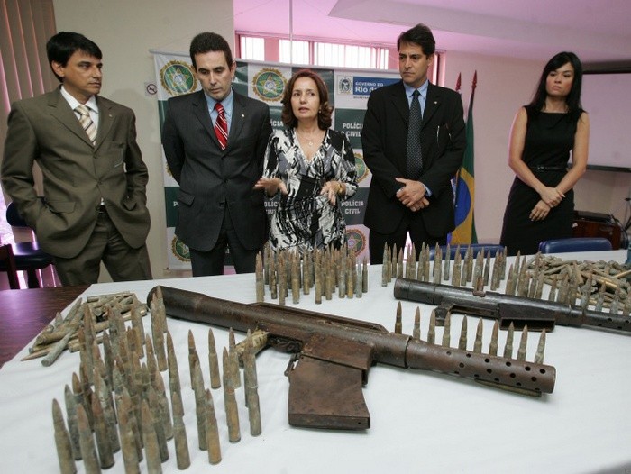 Полиция Рио демонстрирует изъятое оружие