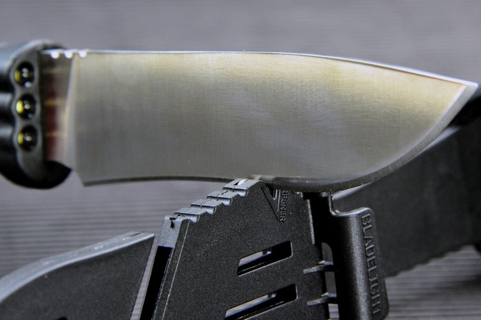 Кайдексные ножны оснащены небольшой точилкой для заточки клинка в любых условиях
