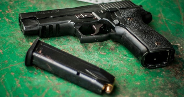 Грабіжник з муляжем пістолета наразився на господаря магазина зі справжньою зброєю