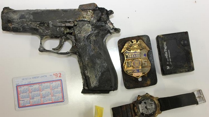 Ржавый пистолет Smith&Wesson, окисленный значок агента казначейства США и пейджер