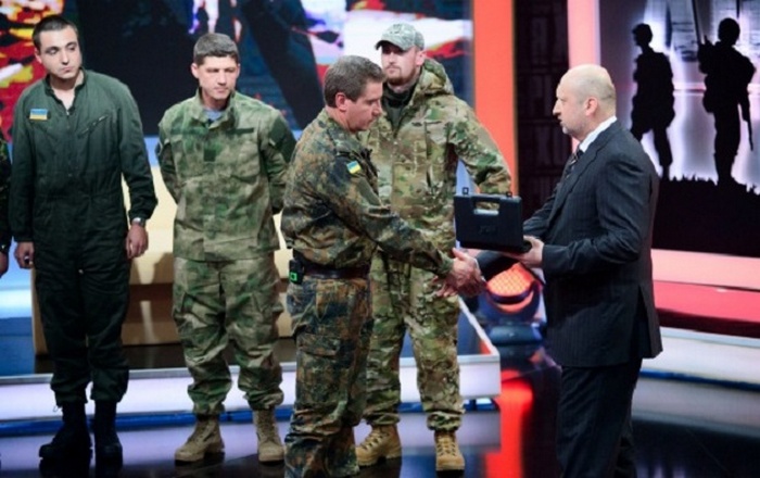 Спікер Верховної Ради України Олександр Турчинов вручає бійцям нагородну зброю