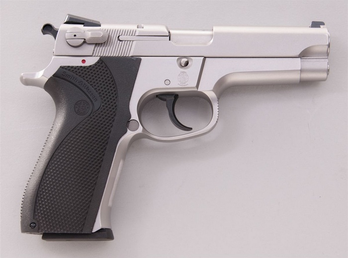 Кейвін Вікерс був озброєний пістолетом Smith&Wesson 5906
