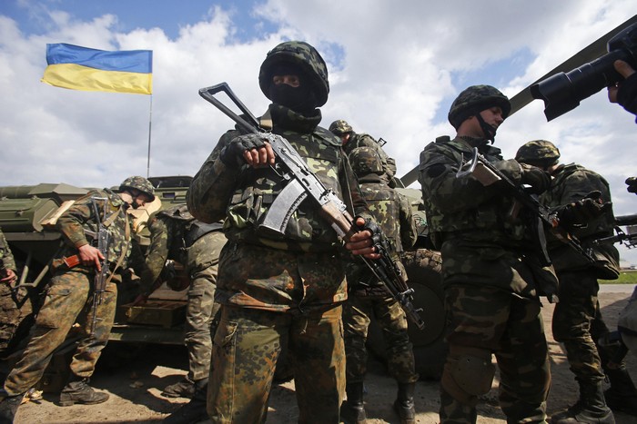 Даже автоматы и пулеметы украинским защитникам в зоне АТО продают дельцы-посредники.