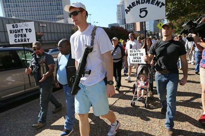 Кевин Смит (в центре) хочет привлечь внимание населения к оружейному законодательству.