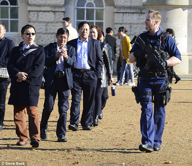 Туристів й мешканців Лондона дуже здивував вид озброєних поліцейських