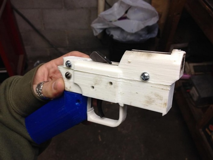 Для стрельбы новыми патронами Крамлинг, вероятно, доработал пластиковый печатаемый пистолет The Liberator, разработанного в 2013 году другим американским оружейником-энтузиастом Коди Уилсоном. 