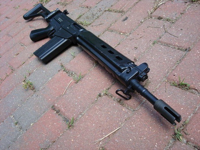 FN FAL непрерывно выпускается с 1953 года, сейчас производство этих винтовок развернуто в Бразилии и США, выпуском данного оружия также занимаются некоторые частные фирмы.