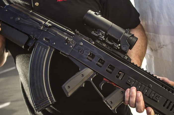 7,62-мм автомат Калашникова очень популярен в Америке. Местные оружейные фирмы выпускают большое количество аксессуаров к этому автомату.
