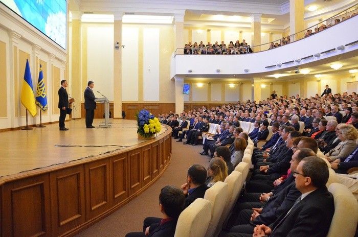 Президент вручив іменну зброю прокуророві Донецької області