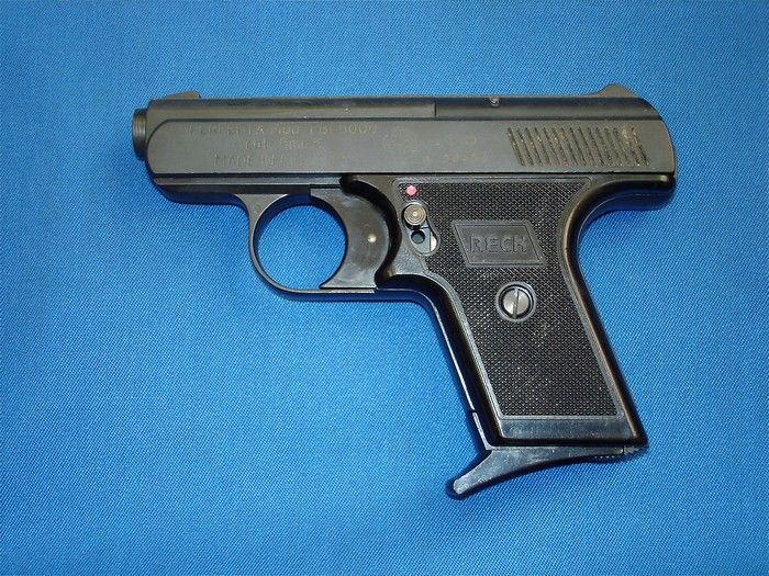 В Петербурге в одной из банковских ячеек нашли пистолет