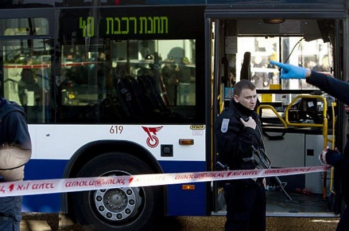 Араб в автобусе напал на пассажиров с ножом, но рядом очутились бойцы тюремного спецназа, которые обезвредили бандита