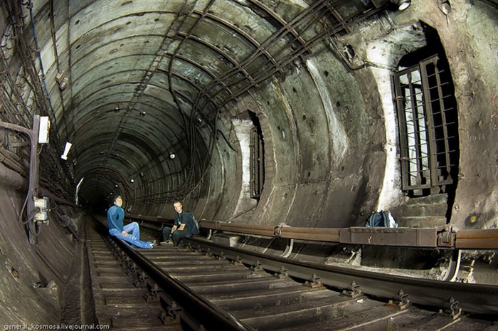 Так выглядят входы в подземные ватерклозеты со стороны туннеля. Их не трудно разглядеть в окно поезда на ходу