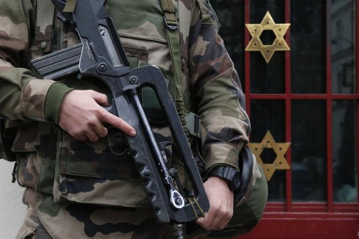 Французький солдат охороняє вхід до єврейського закладу в західному Парижі