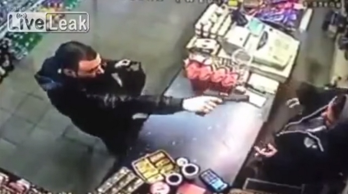 Ловкий продавец выхватил пистолет из рук грабителя