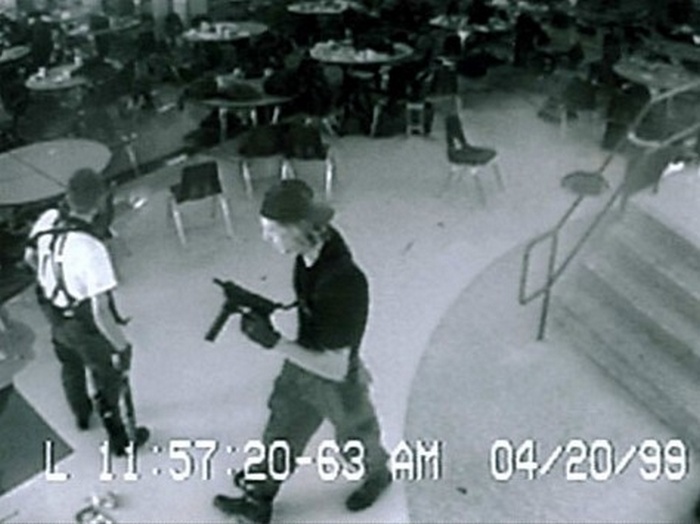 Фрагмент с видеозаписи во время инцидента в школе «Колумбайн», 1999 год.