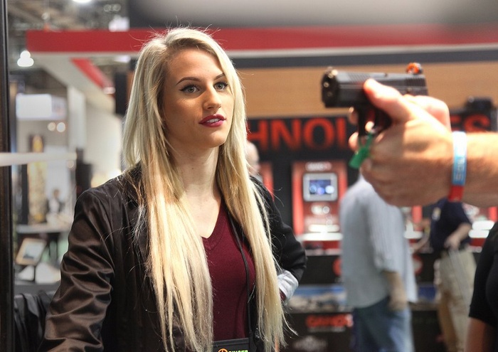 Любимый выбор женщин среди оружия — полуавтоматические пистолеты